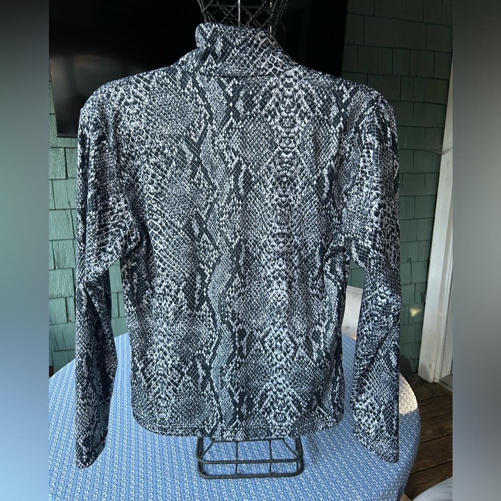 NILS Monochrome snakeskin Patterned base layer top with 1/4 zip. Size small. - Picture 8 of 8